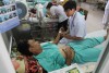 Bác sĩ Nguyễn Hữu Đức thăm khám, tư vấn cho bệnh nhân trước khi xuất viện (Ảnh: Hưng Thơ)