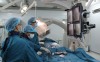 Chuyên gia Nhật Bản và kíp bác sĩ Bệnh viện Đa khoa tỉnh Quảng Trị tiến hành can thiệp ca bệnh tắc hoàn toàn mạn tính động mạch liên thất trước (Ảnh: Bội Nhiên)