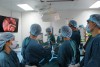 Các bác sỹ Bệnh viện Đa khoa tỉnh Quảng Trị thực hiện phẫu thuật nội soi với dao siêu âm không dây (Ảnh: Bội Nhiên)