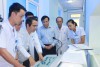 Tiến sĩ, bác sĩ Nguyễn Đạo Thuấn chuyển giao kỹ thuật tán sỏi ngoài cơ thể cho đội ngũ y bác sĩ Bệnh viện đa khoa tỉnh