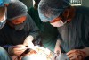 Các y bác sĩ Bệnh viện Đa khoa tỉnh Quảng Trị thực hiện ca phẫu thuật. Ảnh: BV cung cấp.