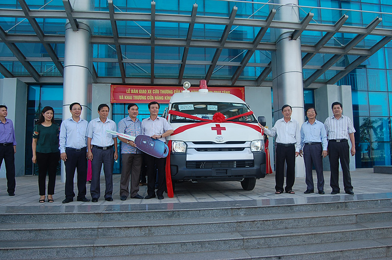 Đại diện lãnh đạo BIDV Chi nhánh tỉnh Quảng Trị trao tặng xe cứu thương cho Bệnh viện Đa khoa tỉnh Quảng Trị.