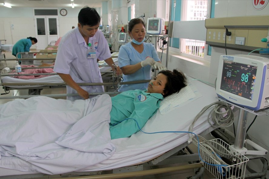 Nữ bệnh nhân được chăm sóc tại Khoa hồi sức chống độc Bệnh viện Đa khoa tỉnh Quảng Trị. Ảnh: Hưng Thơ.\