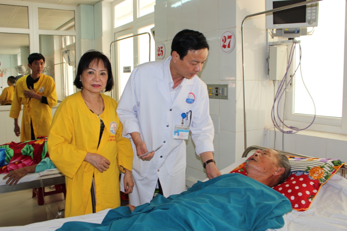 Bác sỹ Trần Quốc Tuấn-Giám đốc Bệnh viện Đa khoa tỉnh Quảng Trị tặng quà người bệnh ở lại Bệnh viện trong dịp Tết Nguyên đán Kỷ Hợi năm 2019 (Ảnh: Bội Nhiên)