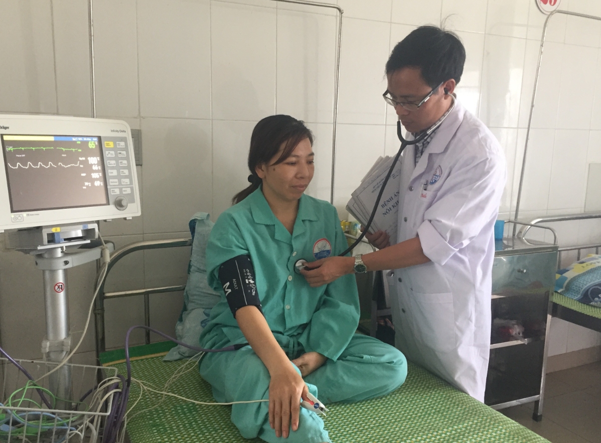 Bác sĩ Nguyễn Hữu Đức đang thăm khám cho bệnh nhân