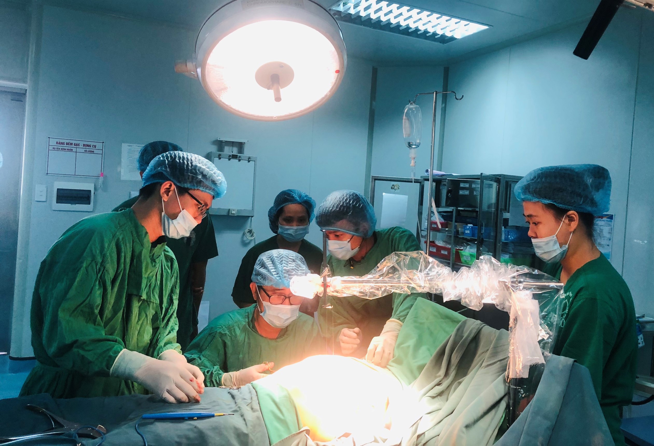 Các bác sĩ đang thực hiện phẫu thuật nâng ngực cho bệnh nhân tại BVĐK tỉnh