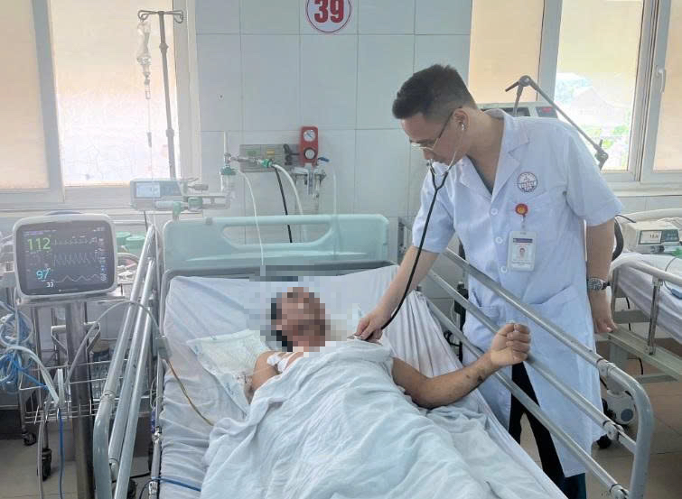 Sau khi được các bác sĩ phẫu thuật cứu sống, bệnh nhân dần hồi phục.