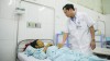 Tiến sĩ Trương Vĩnh Quý thăm khám bệnh nhân ung thư - Ảnh: LÊ TRƯỜNG