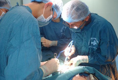 Các thầy thuốc của Bệnh viện Đa khoa tỉnh Quảng Trị phẫu thuật cứu sống bé trai sơ sinh 5 ngày tuổi bị hoại tử ruột non