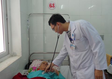 Anh hùng lực lượng vũ trang nhân dân Trương Văn Đo được điều trị bệnh và chăm sóc sức khỏe ở Bệnh viện Đa khoa tỉnh Quảng Trị (Ảnh: Bội Nhiên)