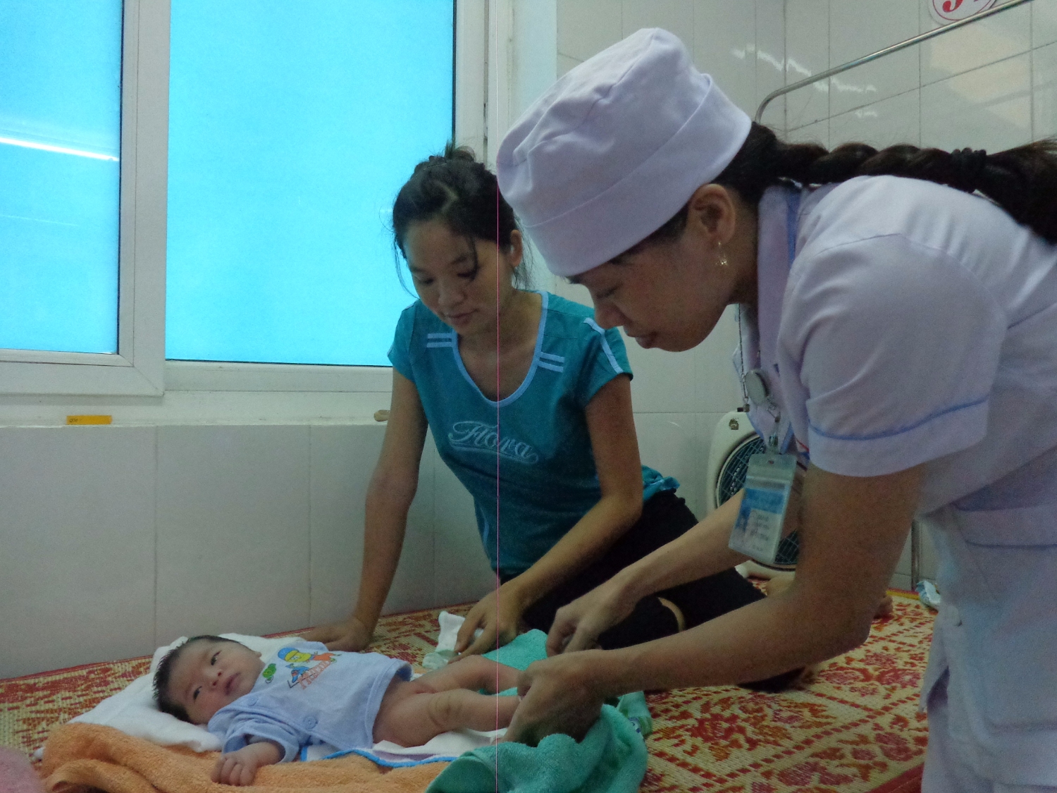 Bé gái sơ sinh được phẫu thuật tạo hình hậu môn được chăm sóc tại khoa Nhi của Bệnh viện Đa khoa tỉnh Quảng Trị (Ảnh: Bội Nhiên)