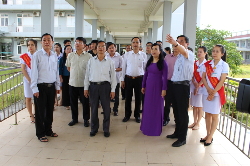 Báo cáo với Bộ trưởng Bộ Y tế về cơ sở hạ tầng của Bệnh viện Đa khoa tỉnh Quảng Trị (Ảnh: Thanh Hải)