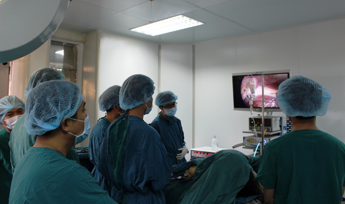 Thực hiện phẫu thuật nội soi cắt-đốt hạch giao cảm ngực tại Bệnh viện Đa khoa tỉnh Quảng Trị (Ảnh: Bội Nhiên)