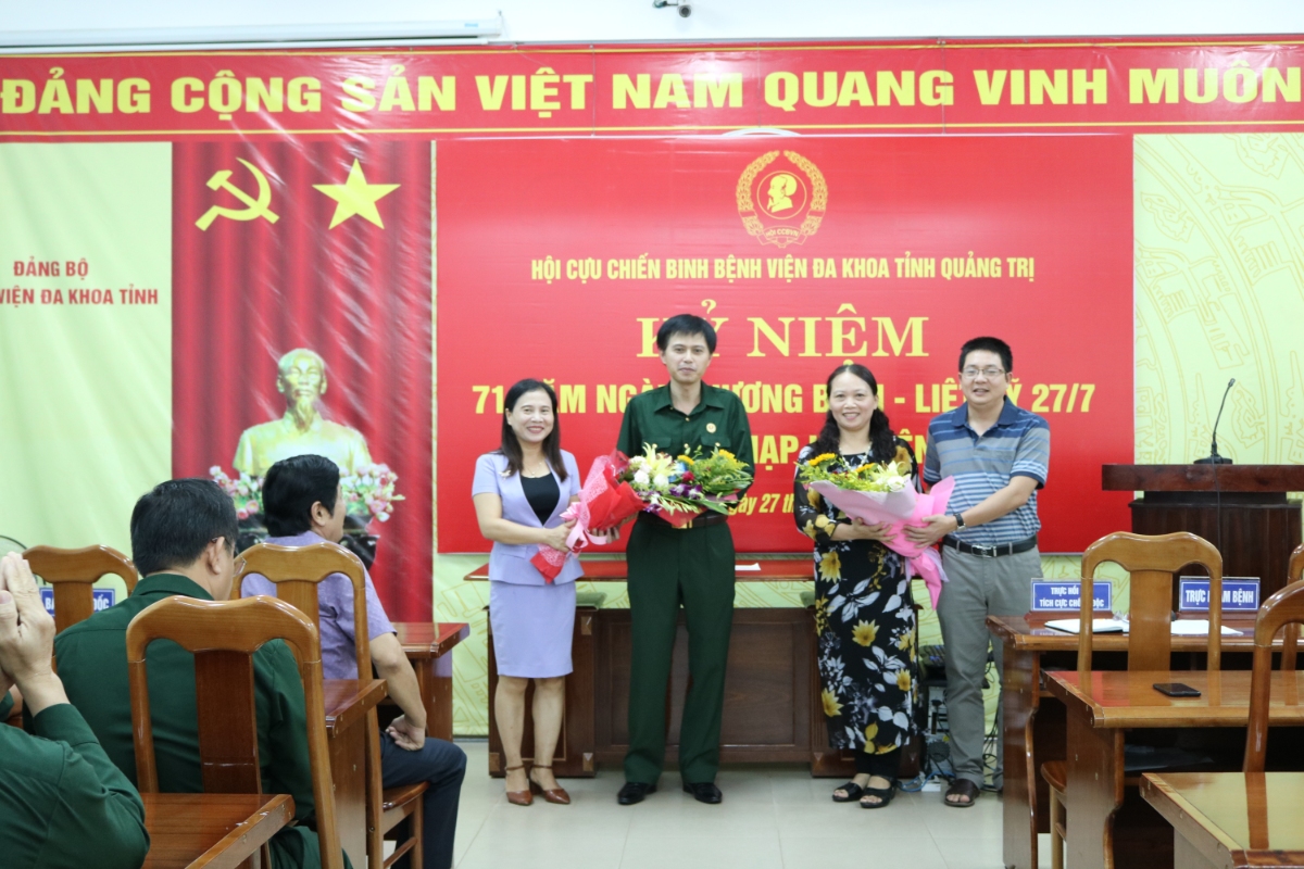 Đại diện Công đoàn và Đoàn Thanh niên của Bệnh viện tặng hoa tri ân các đồng chí cán bộ, viên chức Hội CCB và thân nhân gia đình liệt sỹ trong Bệnh viện