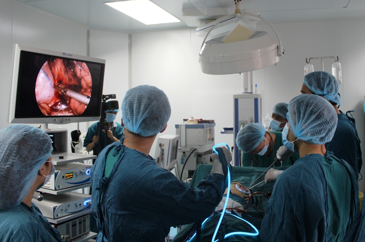 Phẫu thuật cắt thùy phổi điều trị ung thư phổi ở Bệnh viện Đa khoa tỉnh Quảng Trị (Ảnh: Bội Nhiên)