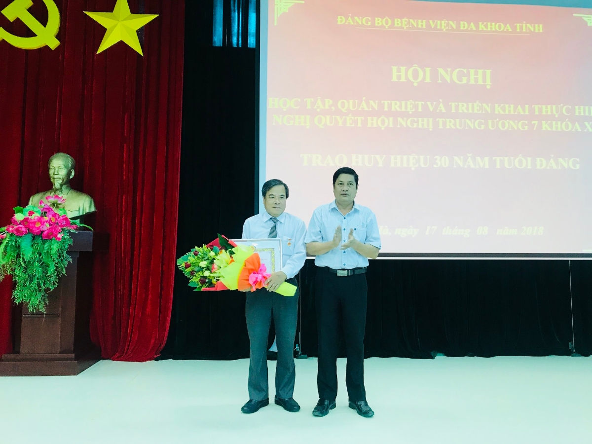 BSCKII Nguyễn Văn Dàn Phó Bí thư Đảng ủy Phó Giám đốc Bệnh viện trao huy hiệu 30 năm tuổi Đảng cho đồng chí Thái Văn Hiệp Chi bộ Phẫu thuật Gây mê hồi sức