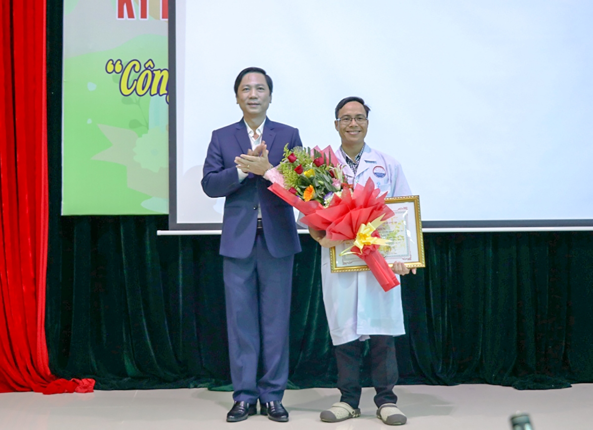 Phó Chủ tịch UBND tỉnh Hoàng Nam trao tặng bằng khen của Chủ tịch UBND tỉnh cho đại diện Đơn nguyên Tim mạch can thiệp