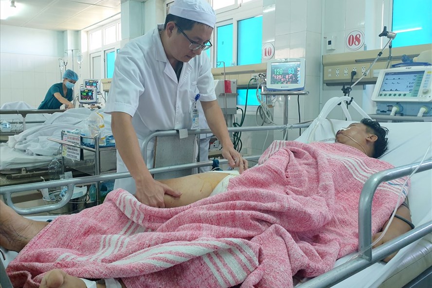 Bệnh nhân Chayapoln Apichottawan đã qua cơn nguy kịch, nằm điều trị tại Bệnh viện Đa khoa tỉnh Quảng Trị. Ảnh: Hưng Thơ.