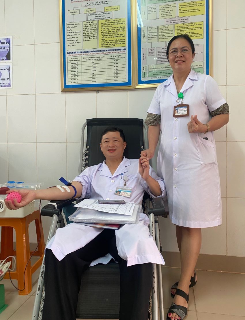 Ông Nguyễn Minh Hải hiến máu khẩn cấp và nhận được sự động viên của lãnh đạo Khoa Huyết học truyền máu. Ảnh: Hàn Nguyên.