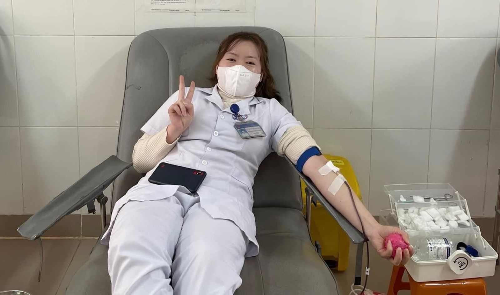 Nữ nhân viên y tế hiến máu khẩn cấp để cứu chữa cho bệnh nhân. Ảnh: Hàn Nguyên.