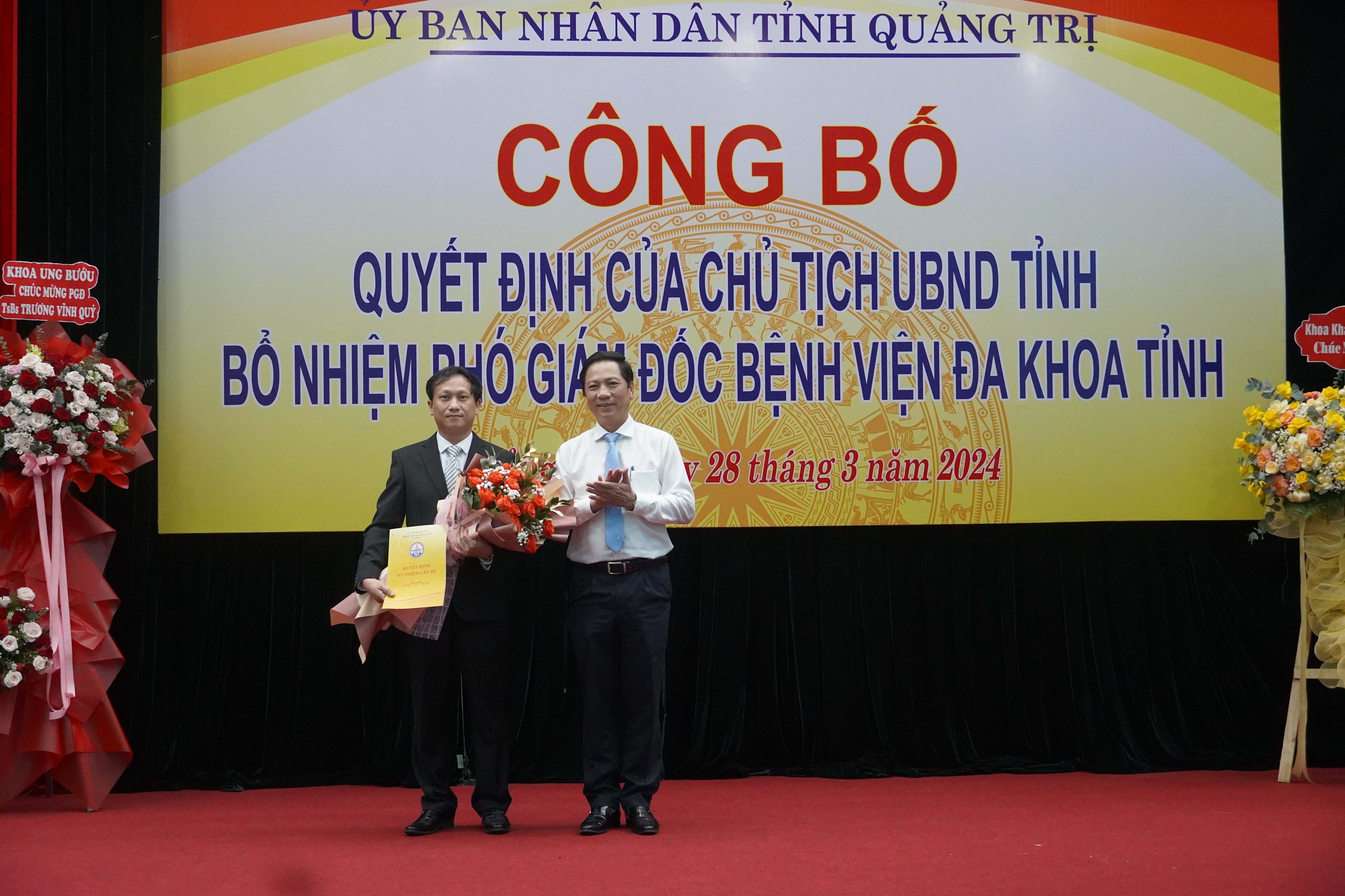 Phó Chủ tịch UBND tỉnh Hoàng Nam trao quyết định, tặng hoa chúc mừng tân Phó Giám đốc Bệnh viện Đa khoa tỉnh Trương Vĩnh Quý -Ảnh: Hồng Hà
