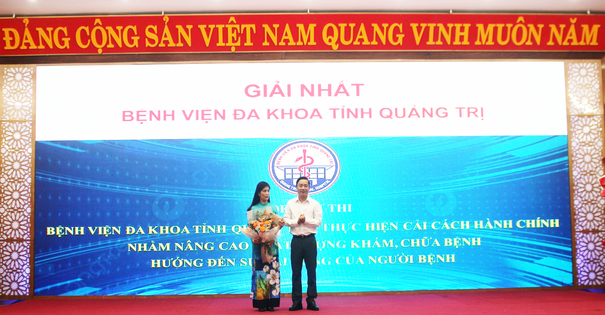 Đại diện lãnh đạo Bệnh viện Đa khoa tỉnh Quảng Trị nhận Giải Nhất Cuộc thi “Xây dựng video tuyên truyền và hiến kế về công tác cải cách hành chính” năm 2024 ngành Y tế tỉnh Quảng Trị. Ảnh: BỘI NHIÊN