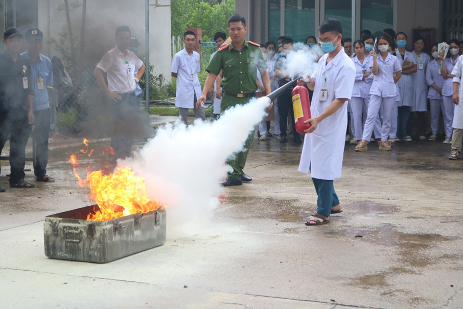 Nhân viên y tế thực hành chữa cháy